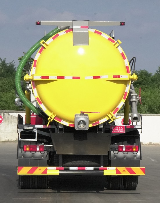 KLF5182GXWD6型吸污车